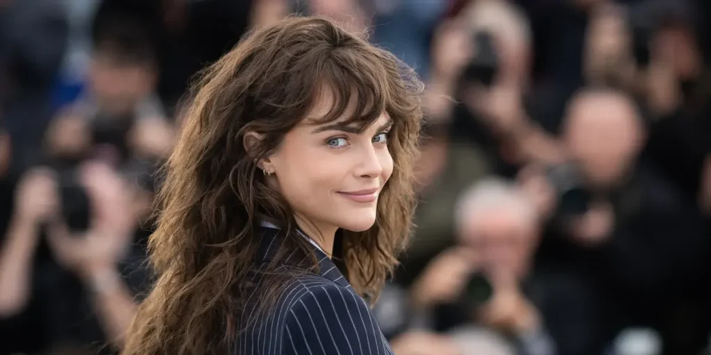 Cara Delevingne conta que seu encontro mais caótico foi uma festa de sexo lésbica: “Foi ruim”