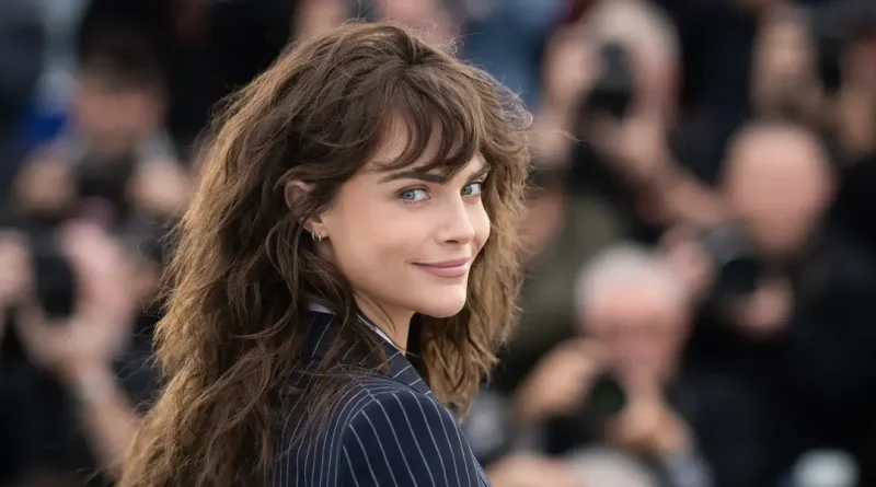 Cara Delevingne conta que seu encontro mais caótico foi uma festa de sexo lésbica: “Foi ruim”