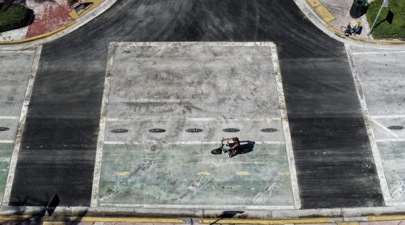 Drag queen da Flórida arrecada US$ 25 mil para Paradas vendendo tijolos de faixa arco-íris demolida