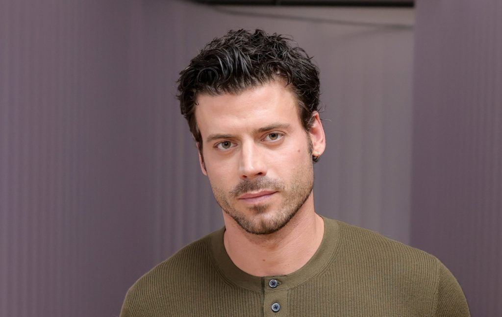 François Arnaud diz que passou a se proteger mais depois da fama de Heated Rivalry