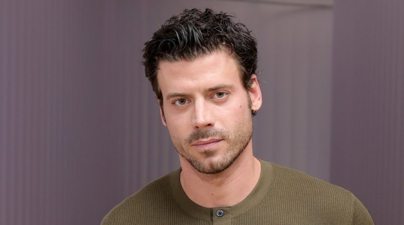François Arnaud diz que passou a se proteger mais depois da fama de Heated Rivalry