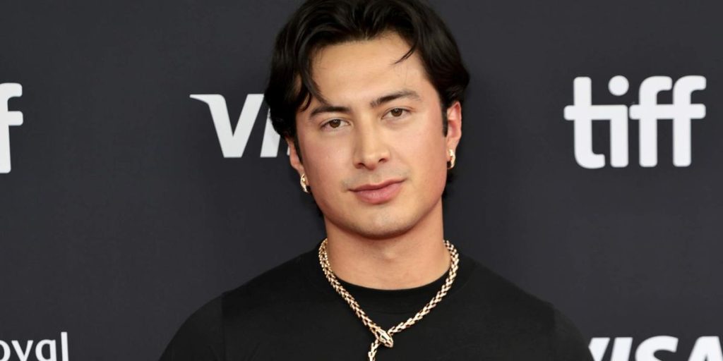 Hudson Williams aparece de bumbum de fora e máscara de pup em cena de sexo de Yaga