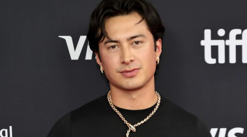 Hudson Williams aparece de bumbum de fora e máscara de pup em cena de sexo de Yaga