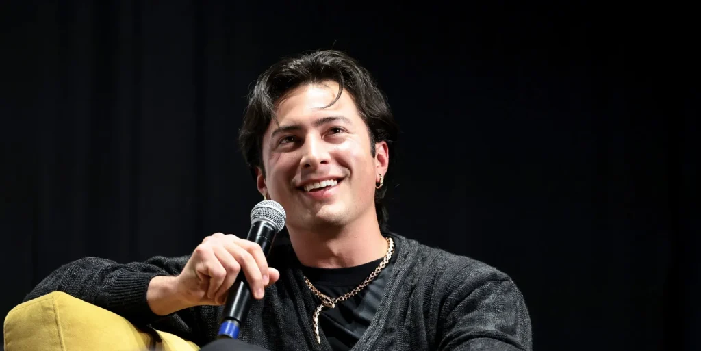 Hudson Williams escreve filme com ex-jogador de hóquei — e a semelhança com Heated Rivalry virou problema