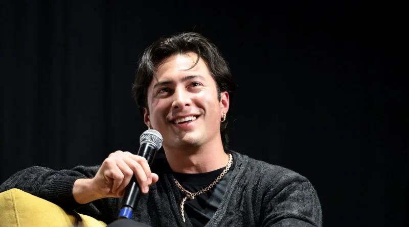 Hudson Williams escreve filme com ex-jogador de hóquei — e a semelhança com Heated Rivalry virou problema