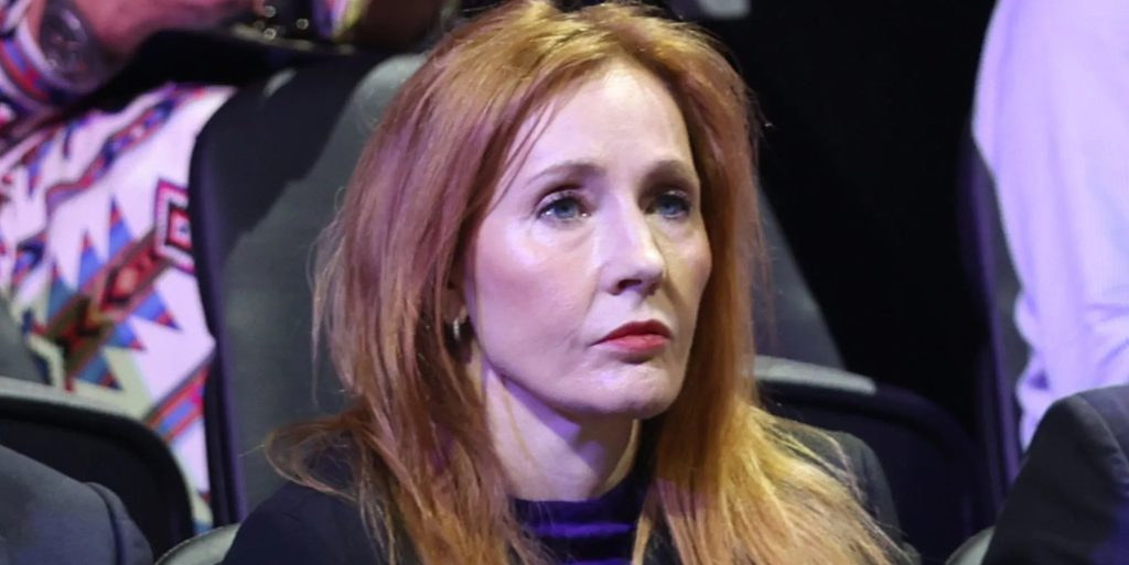 J.K. Rowling chama ativismo trans de “elitista” em novo ensaio e diz que suas opiniões “não mudaram”