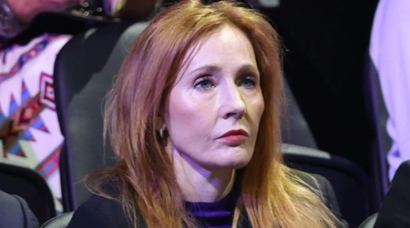J.K. Rowling chama ativismo trans de “elitista” em novo ensaio e diz que suas opiniões “não mudaram”