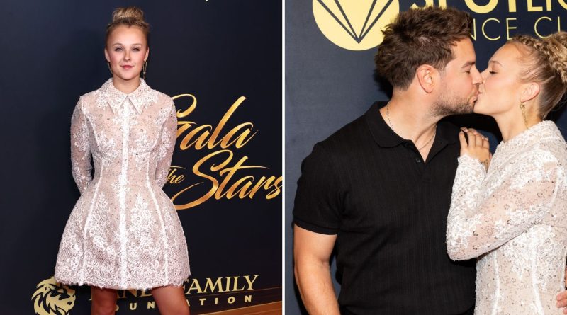 JoJo Siwa troca os laços coloridos por visual elegante e beija Chris Hughes no tapete vermelho