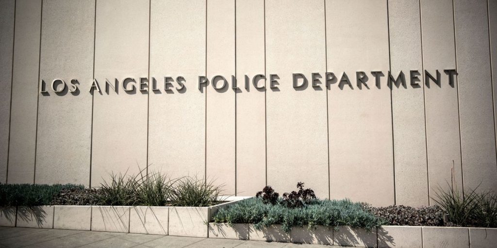 Los Angeles registra aumento de crimes de ódio contra pessoas trans e homens gays — e muitos não são denunciados