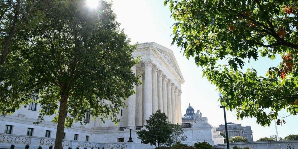 Suprema Corte dos EUA rejeita pedido de Trump para cortar atendimento médico de pessoas trans presas
