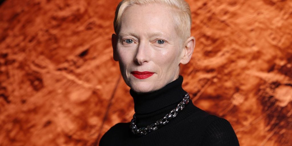 Tilda Swinton fará estreia nos palcos de Nova York com personagem que desafia o gênero