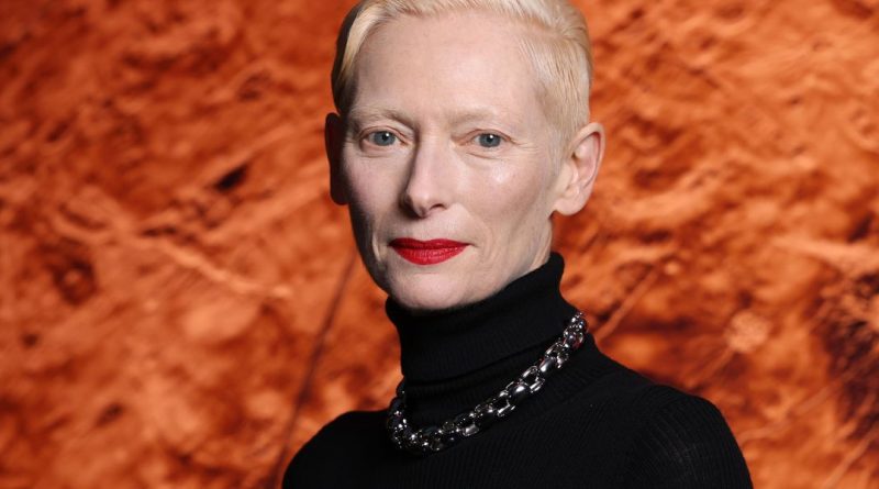 Tilda Swinton fará estreia nos palcos de Nova York com personagem que desafia o gênero