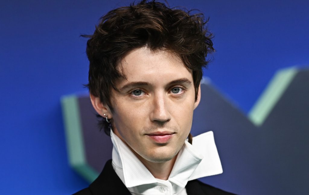 Troye Sivan fala sobre sua relação “complicada” com os homens e com a própria masculinidade