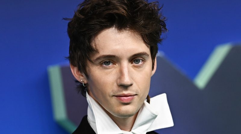 Troye Sivan fala sobre sua relação “complicada” com os homens e com a própria masculinidade